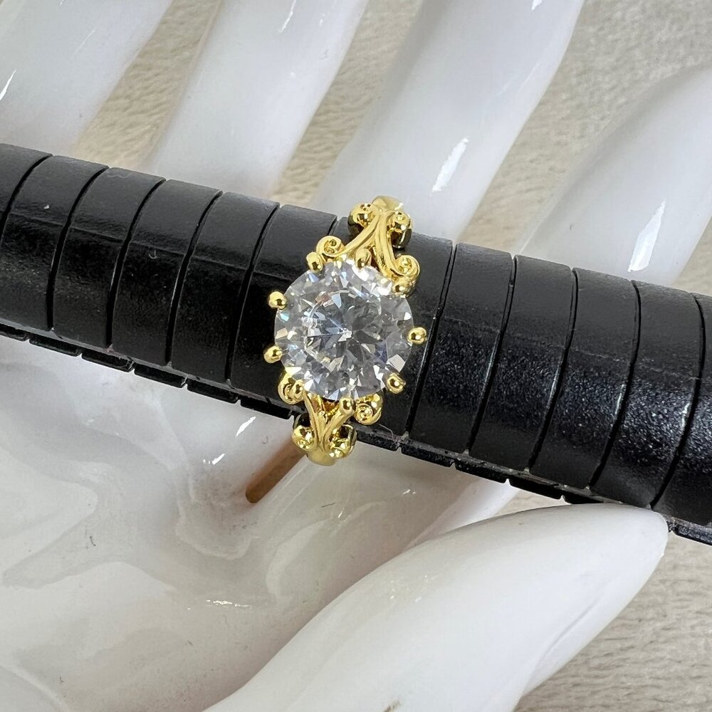 Round Crystal Stone Ring Size 7.75 NWOT